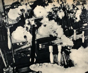 Britische Bomben fallen auf ein Kraftwerk in Köln, 1942-45